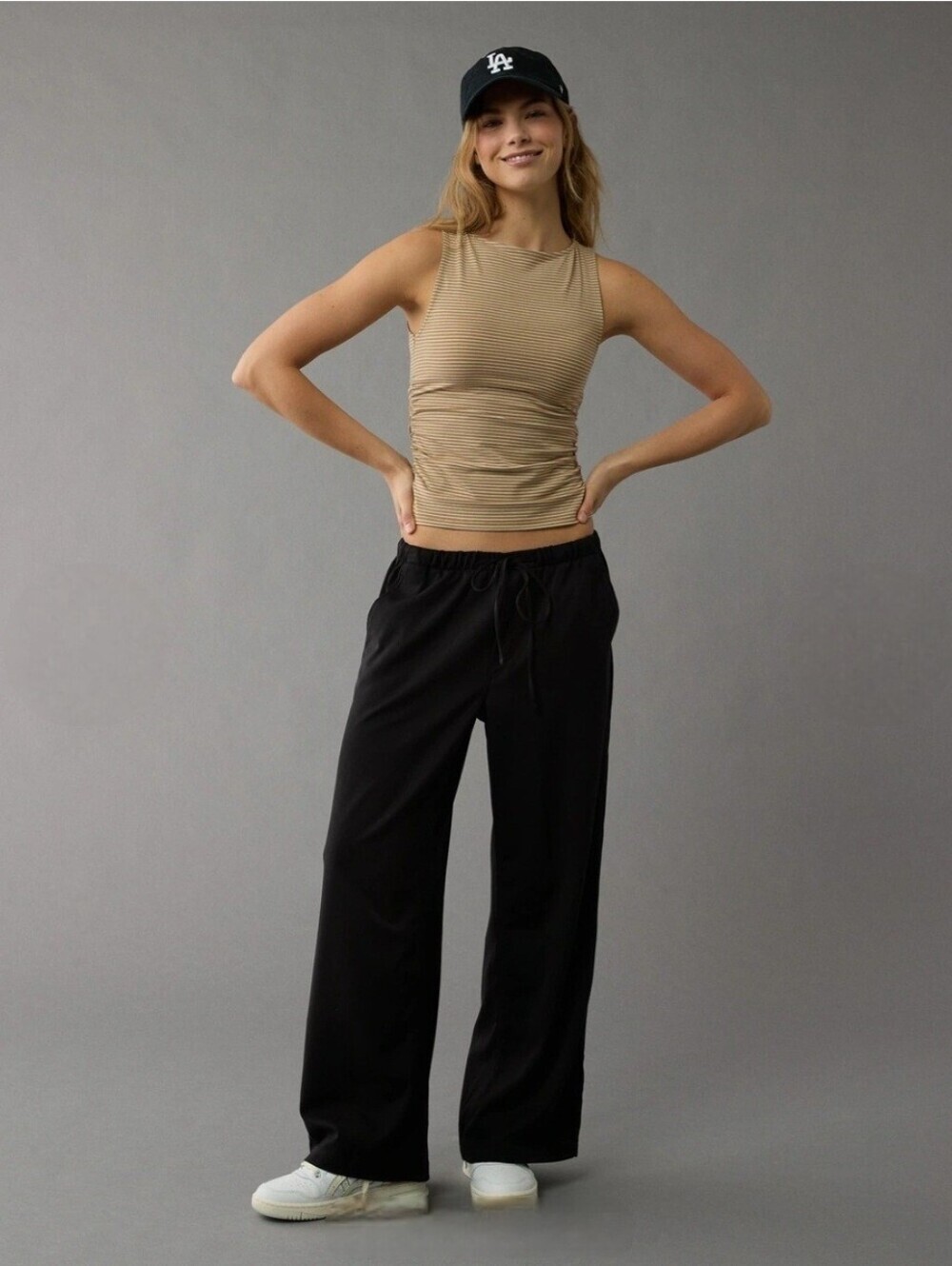 AMERICAN EAGLE WOMENBLACK LOW-RISE PULL-ON POPPY TROUSER Size M Long